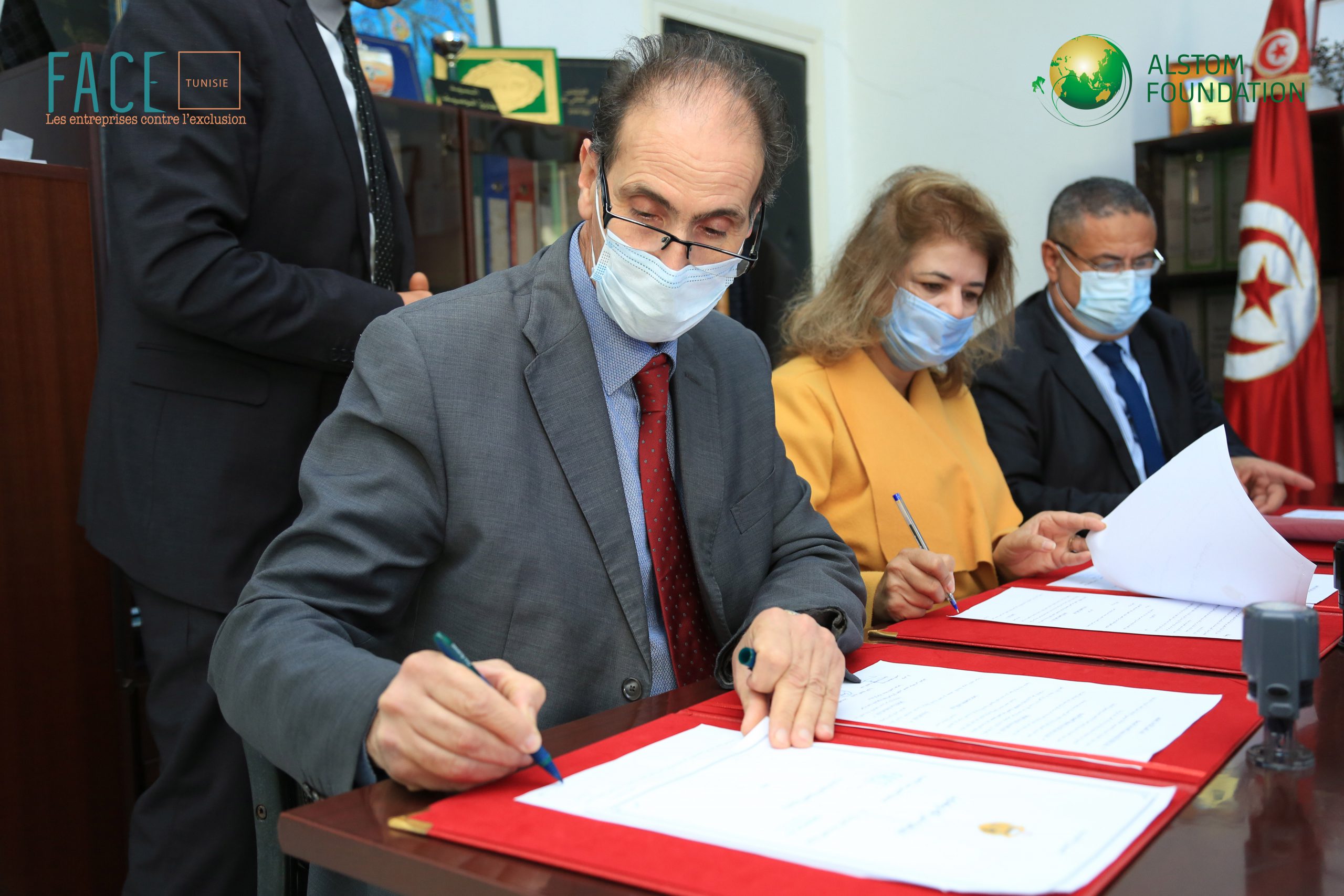 Signature D’une Convention De Partenariat